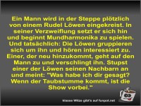 Ein Mann wird in der Steppe pl�tzlich von einem Rudel L�wen