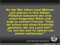 An der Bar sitzen zwei M�nner und starren in ihre Gl�ser