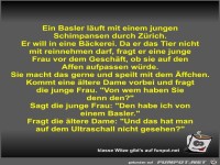 Ein Basler läuft mit einem jungen Schimpansen durch Zürich