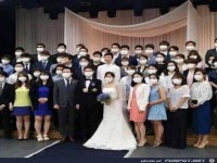 Romantische Hochzeit mit Mundschutz