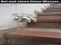 Lustige Wasserh�hne an der Treppe