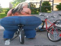 eine korpulente Frau auf einem Fahrrand