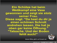 Ein Sch�tze hat beim Wettkampf eine Vase gewonnen und zeigt