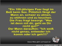 Ein 100-j�hriges Paar liegt im Bett beim Sex