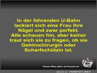 In der fahrenden U-Bahn lackiert sich eine Frau ihre Ngel