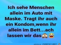 Menschen alleine im Auto mit Maske