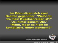Im Büro sitzen sich zwei Beamte gegenüber
