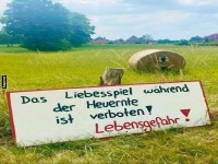 Warnhinweis auf einer Wiese