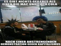 Punks genießen Fast Food nach Demo