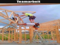 Hoch hinaus mit Menschenpyramide!