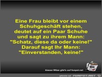Eine Frau bleibt vor einem Schuhgesch�ft stehen