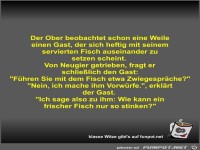 Der Ober beobachtet schon eine Weile einen Gast