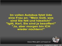 Im vollen Autobus fetzt Udo eine Frau an