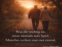 Verd�chtig: Spaziergang im Sonnenuntergangslicht