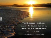 Sonnenaufgang am Strand mit inspirierendem Zitat