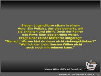 Sieben Jugendliche sitzen in einem Auto