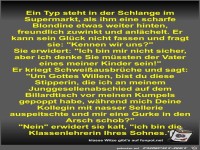 Ein Typ steht in der Schlange im Supermarkt
