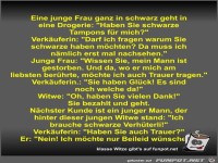 Eine junge Frau ganz in schwarz geht in eine Drogerie