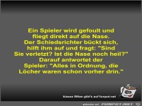 Ein Spieler wird gefoult und fliegt direkt auf die Nase