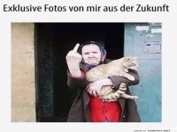 Alte Dame mit Katze und humorvoller Geste