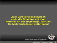 Zum Vorstellungsgespr�ch steht die Blondine mit ihrer...