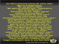 Ein Mann besucht seinen 85 Jahre alten Opa im Krankenhaus