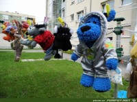 Kuscheltiere an einer Leine