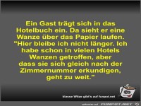 Ein Gast tr�gt sich in das Hotelbuch ein