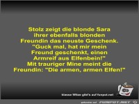 Stolz zeigt die blonde Sara ihrer ebenfalls blonden...