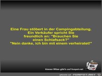 Eine Frau stbert in der Campingabteilung