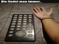 Riesige Fernbedienung auf dem Bett