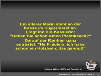 Ein älterer Mann steht an der Kasse im Supermarkt an