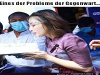 Geburtstagstorte ausblasen mit Maske