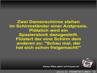 Zwei Damenschirme stehen im Schirmst�nder einer Arztpraxis