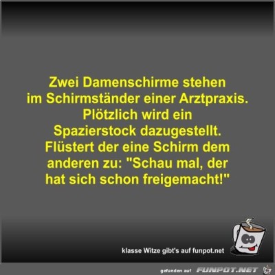 Zwei-Damenschirme-stehen-im-Schirmst&auml;nder-einer-Arztpraxis.jpg von Fossy