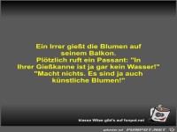 Ein Irrer gie�t die Blumen auf seinem Balkon