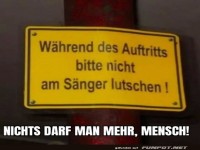 Witziges Schild auf einem Konzert