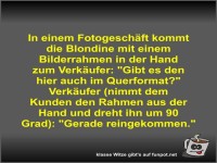 In einem Fotogesch�ft kommt die Blondine mit einem...