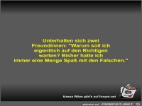 Unterhalten sich zwei Freundinnen