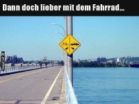 Lustiges Stra�enschild am Wasser