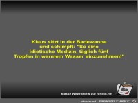 Klaus sitzt in der Badewanne und schimpft