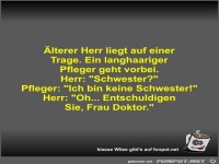 �lterer Herr liegt auf einer Trage