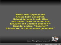 Sitzen zwei Typen in der Kneipe beim Longdrink