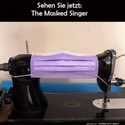 Nähmaschine-im-Maskenball.jpg von Valentina