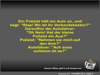 Ein Polizist h�lt ein Auto an