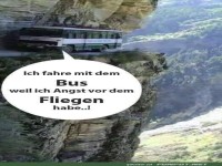 Extremer Bus auf schmalem Felsenweg