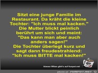 Sitzt eine junge Familie im Restaurant