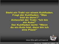 Steht ein Trabi vor einem Kuhfladen