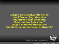 Liegen zwei Bratwrstchen in der Pfanne