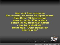 Meli und Sina sitzen im Restaurant und lesen die Speisekarte